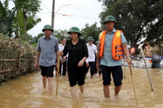 Chủ tịch Quốc hội Nguyễn Thị Kim Ngân thăm, động viên nhân dân vùng rốn lũ tỉnh Hà Tĩnh